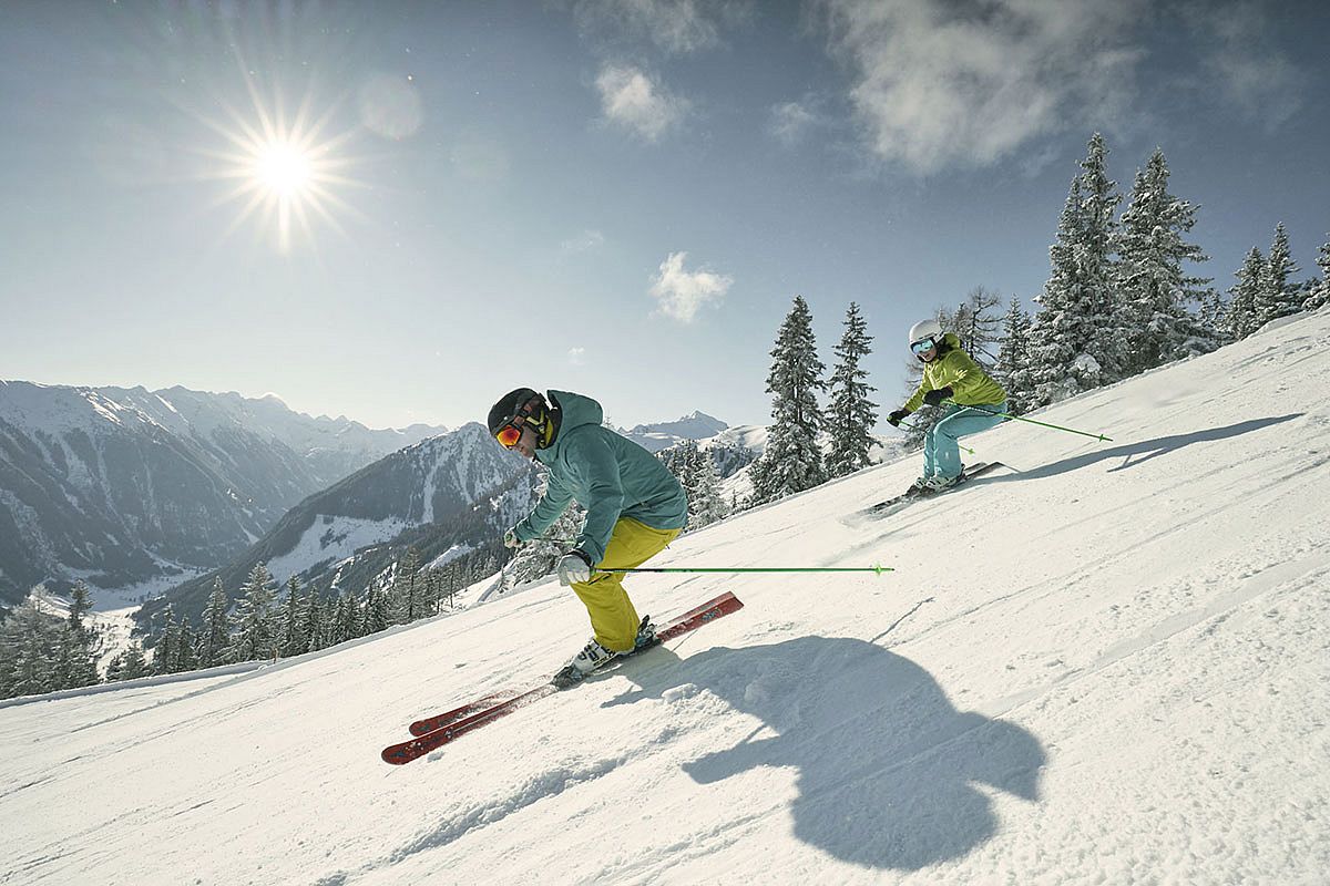 Skifahren bei sonnigem Wetter