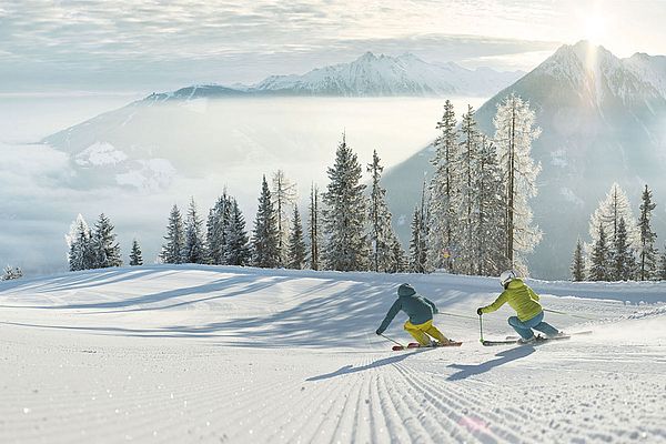 Skifahren bei sonnigem Wetter