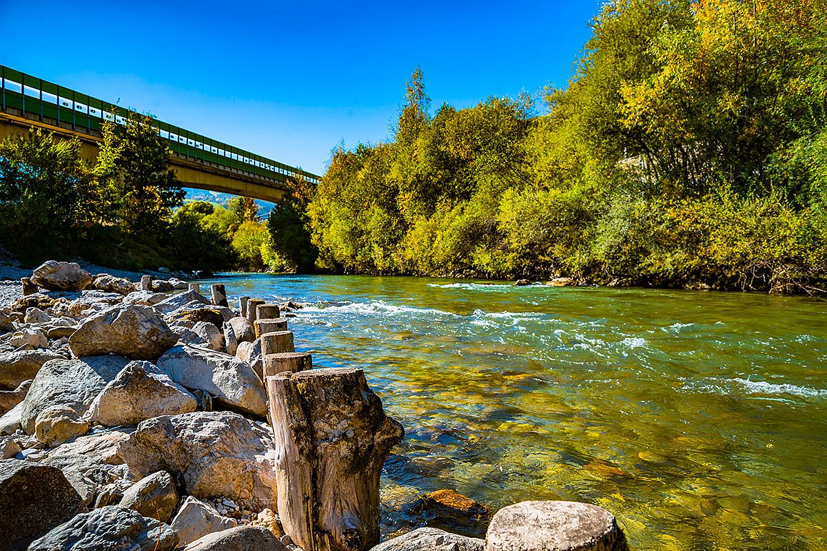 Fluss im Sommer in Schladming