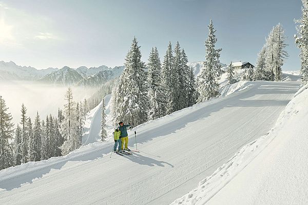 Skifahren bei sonnigem Wetter