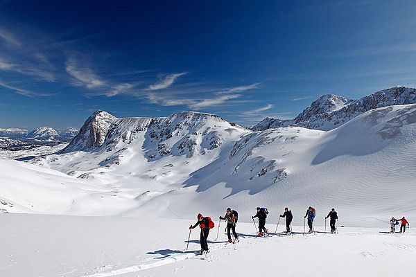 Schneeschuhwandern in den Bergen