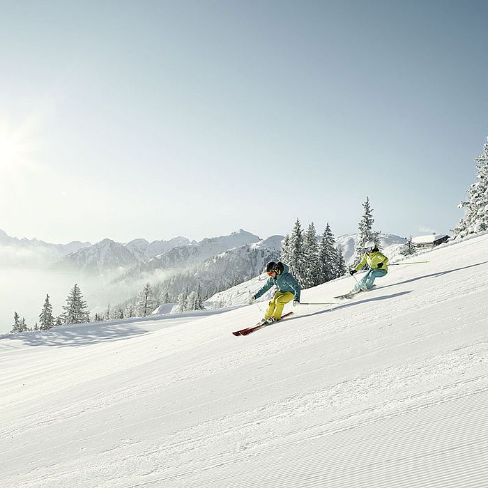 Skifahren bei sommerlichem Wetter