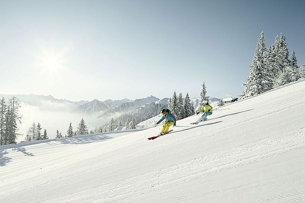 Skifahren bei sonnigem Wetter