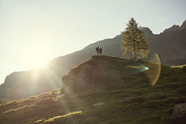 Wanderung in den Bergen bei sonnigem Wetter