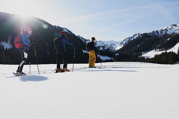 Schneeschuhwandern in den Bergen